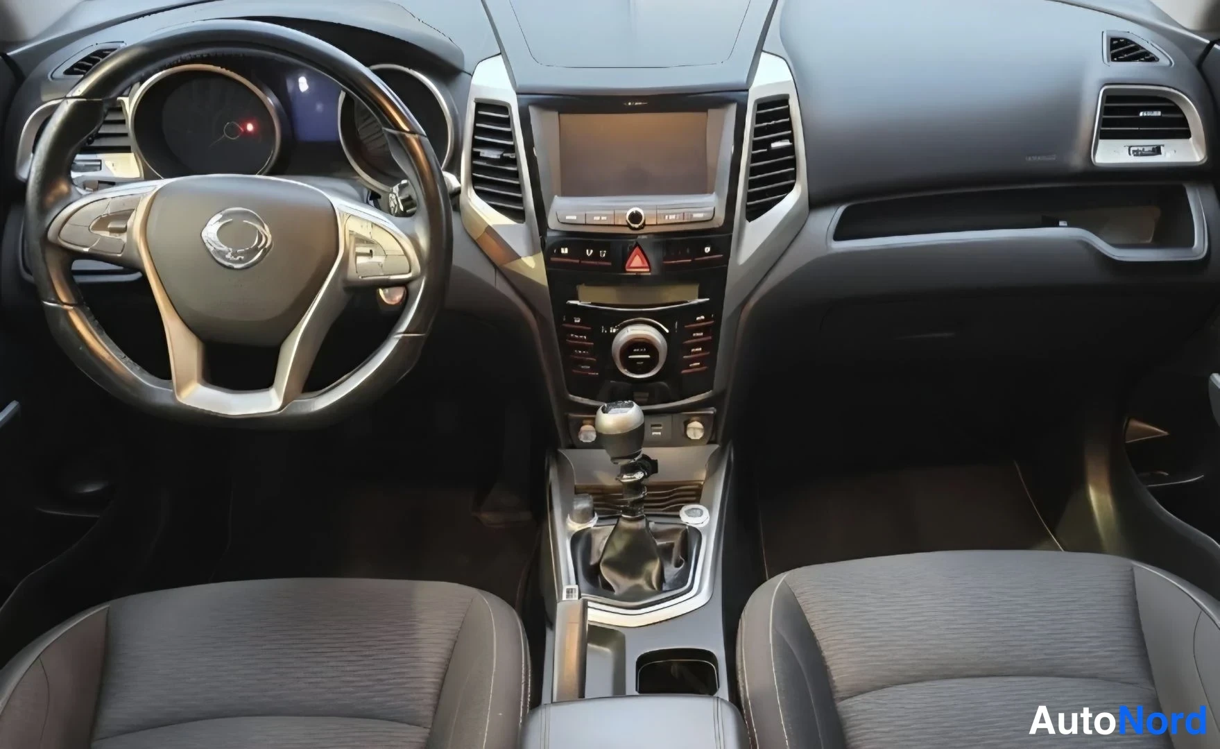 Sininen Ssangyong Tivoli 2015, ohjaamo, kuva 15