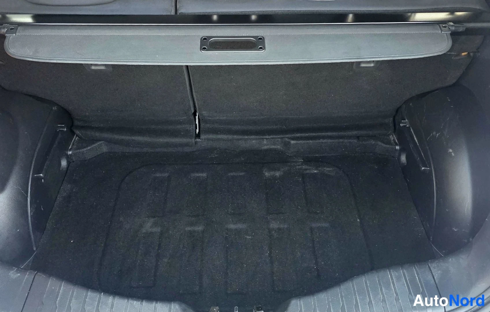 Sininen Ssangyong Tivoli 2015, tavaratila, kuva 17
