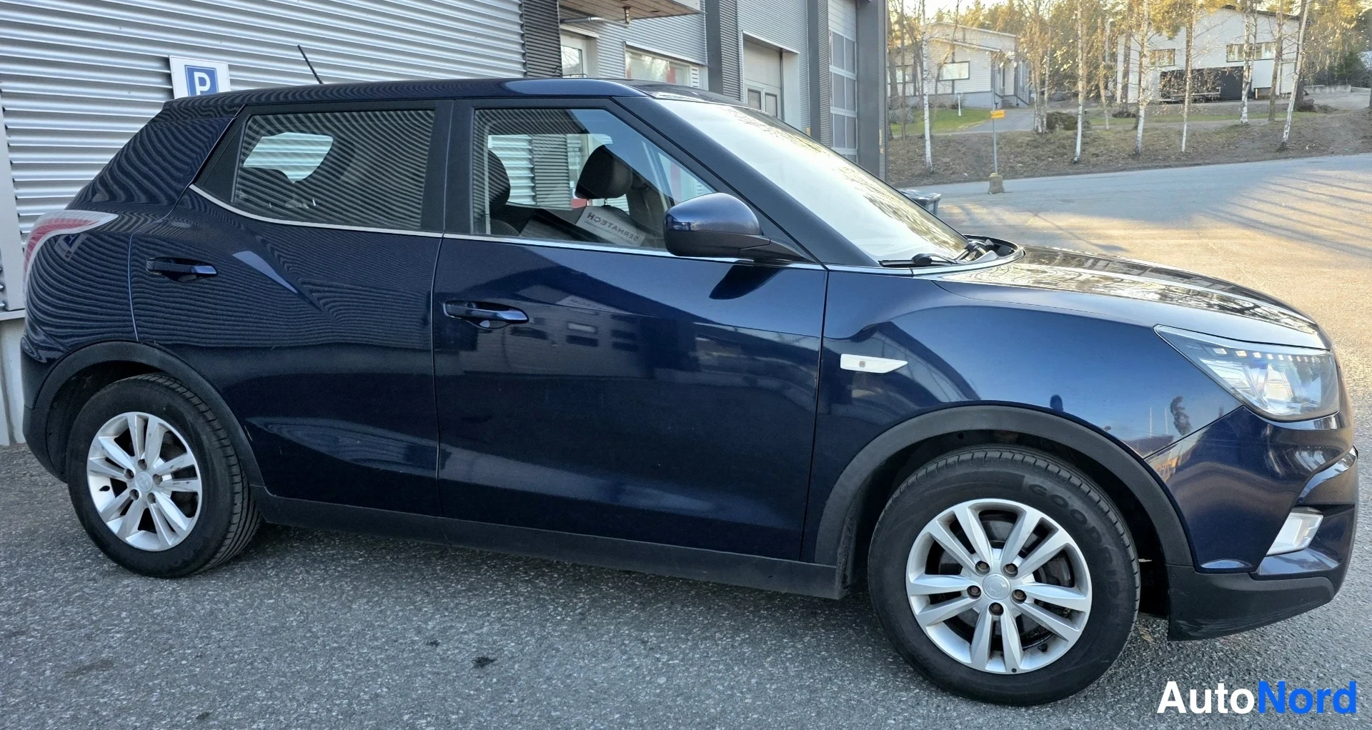 Sininen Ssangyong Tivoli 2015, etuviisto, keula oikealle, kuva 5
