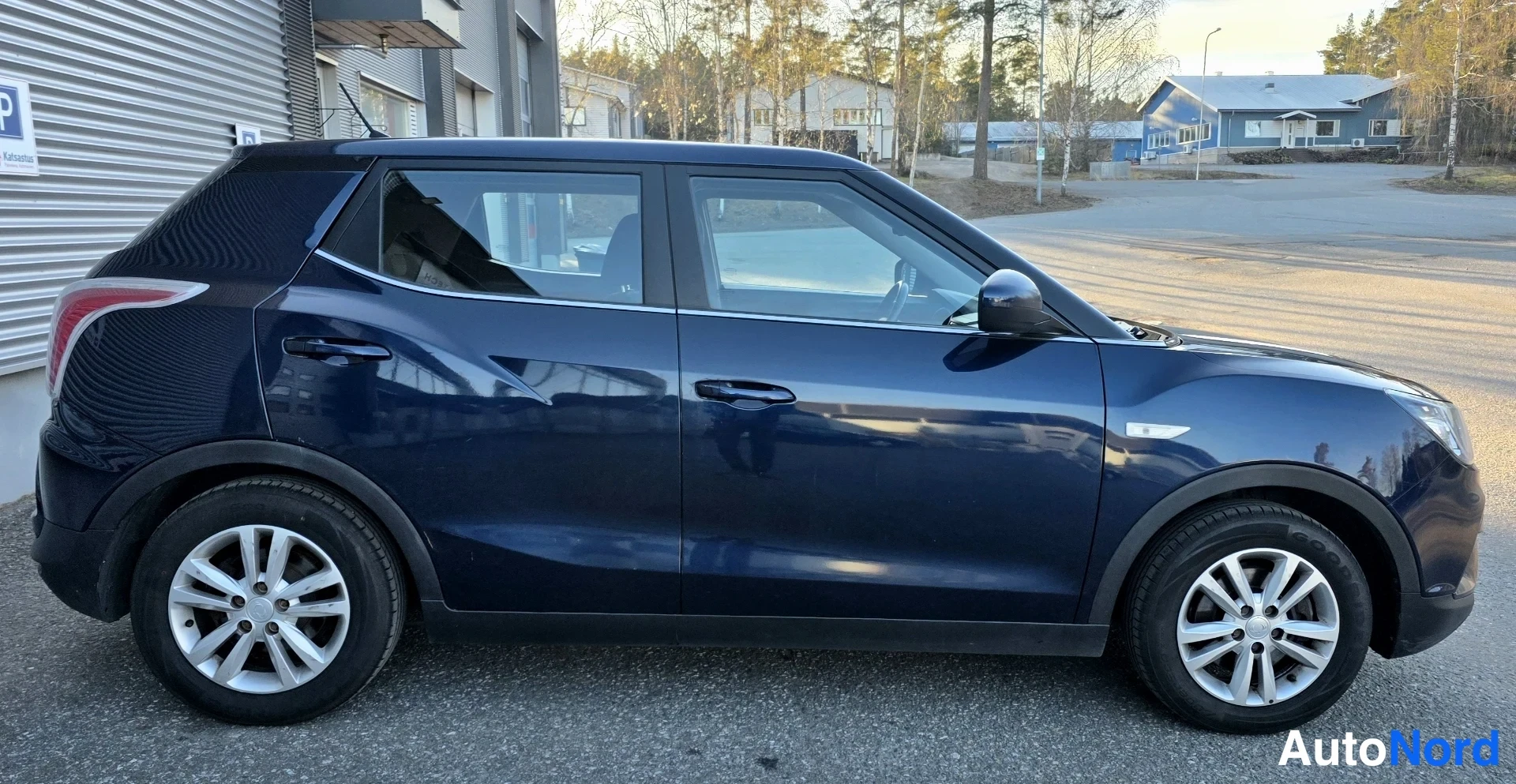 Sininen Ssangyong Tivoli 2015, sivulta, kuva 7