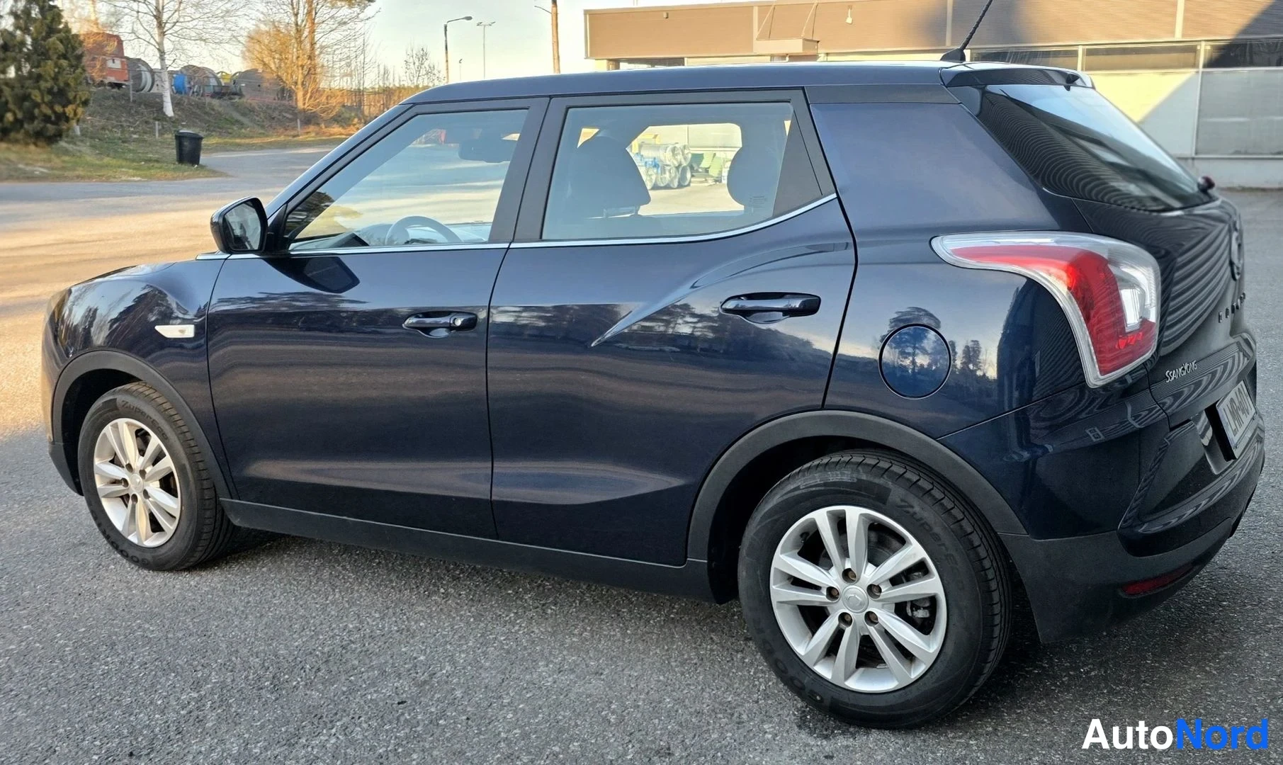 Sininen Ssangyong Tivoli 2015, takaviisto, kuva 9