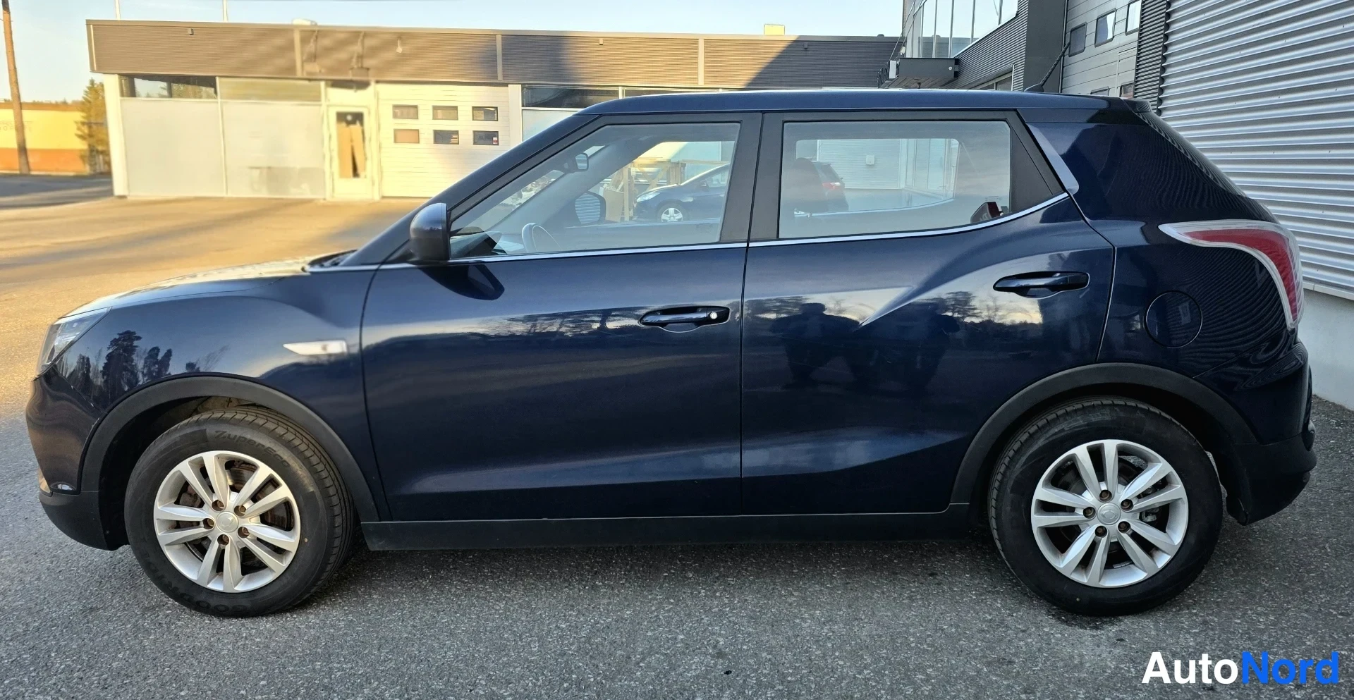 Sininen Ssangyong Tivoli 2015, sivulta, kuva 8