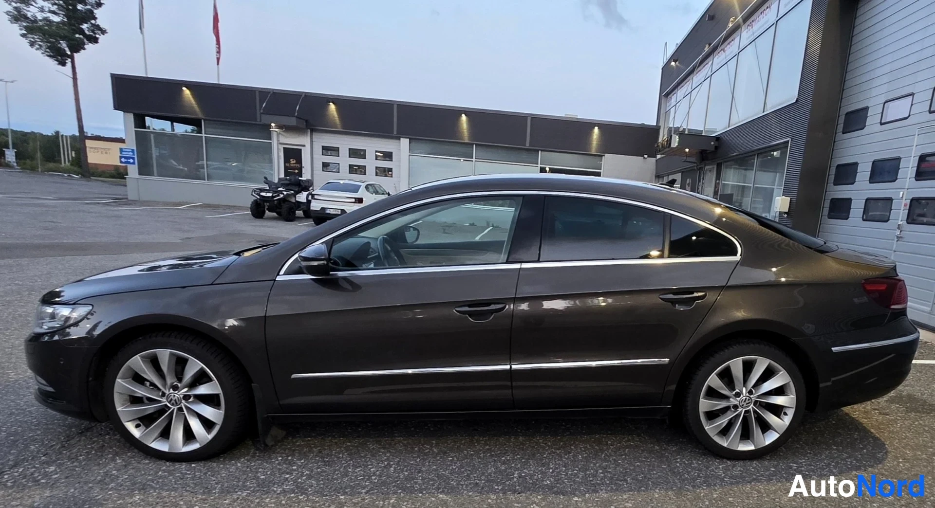 Ruskea Volkswagen CC 2012, etuviisto, keula vasemmalle, kuva 2