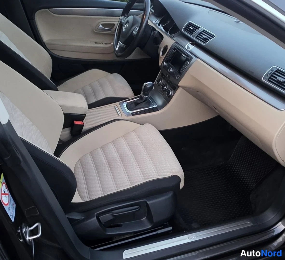 Ruskea Volkswagen CC 2012, ohjaamo, kuva 19