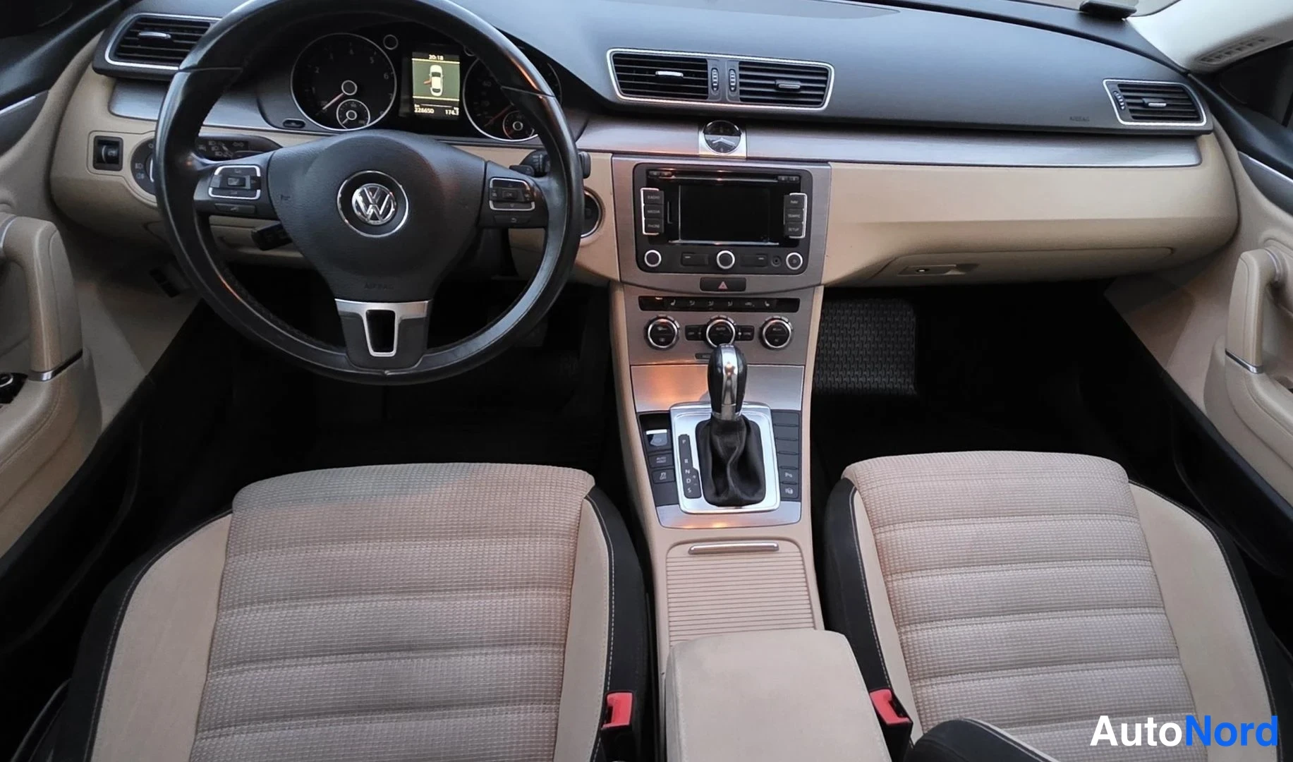 Ruskea Volkswagen CC 2012, ohjaamo, kuva 20