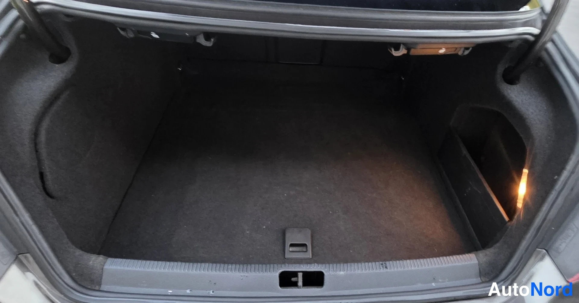 Ruskea Volkswagen CC 2012, tavaratila, kuva 22
