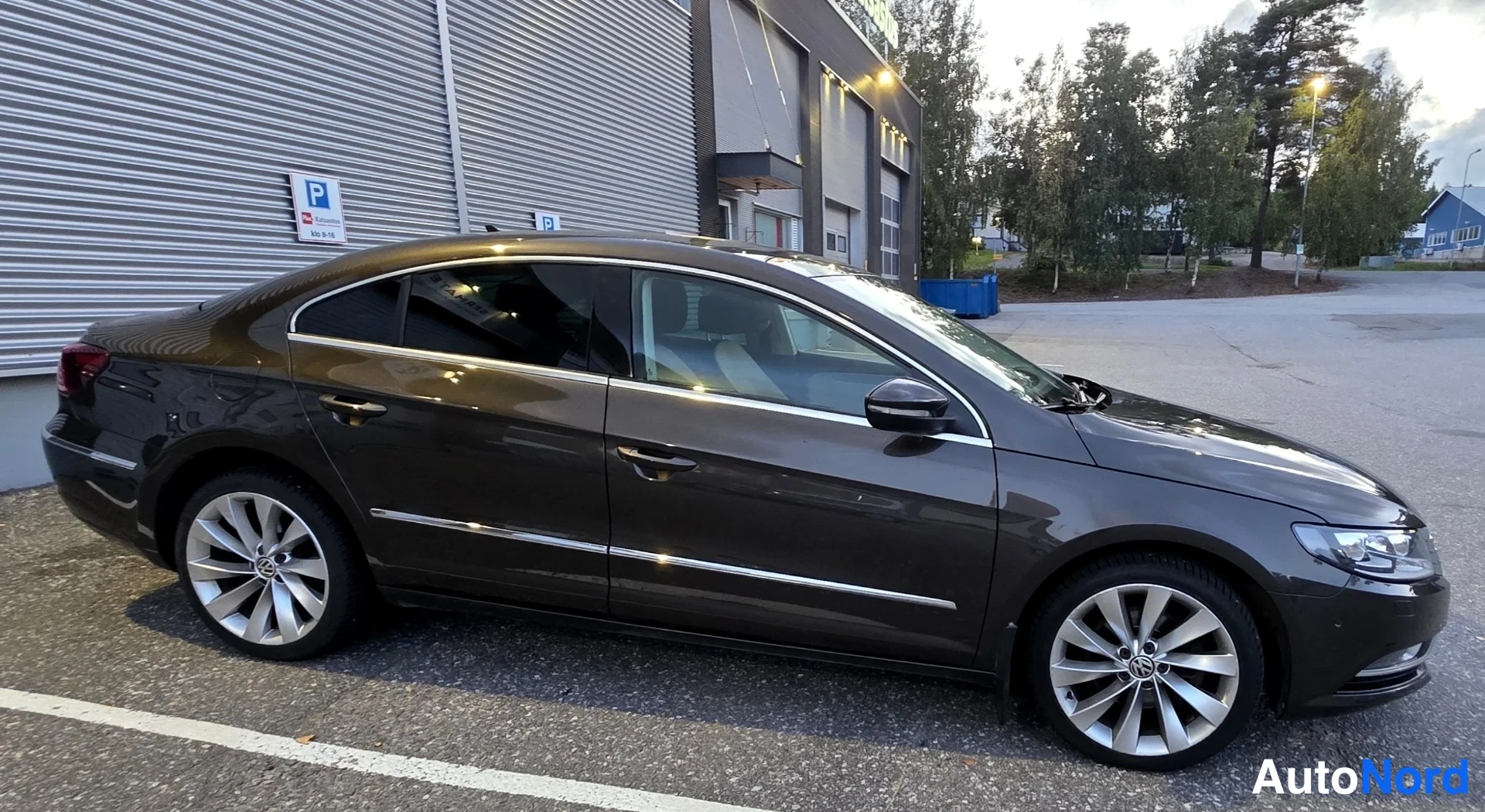Ruskea Volkswagen CC 2012, etuviisto, keula oikealle, kuva 4