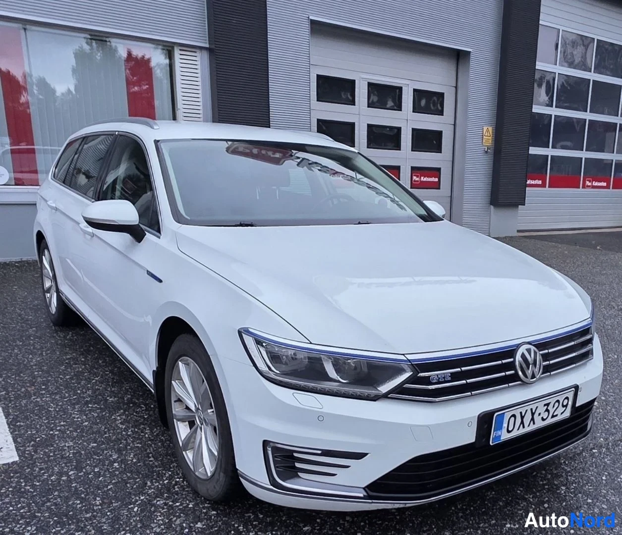 Valkoinen Volkswagen Passat 2016, etuviisto, keula oikealle, kuva 11