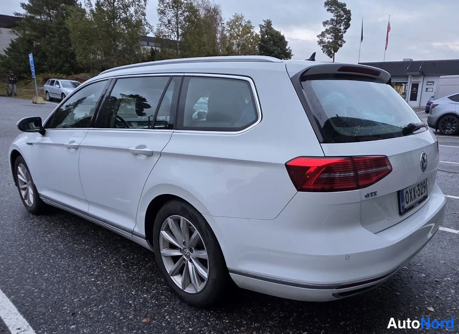 Valkoinen Volkswagen Passat 2016, takaviisto, kuva 17