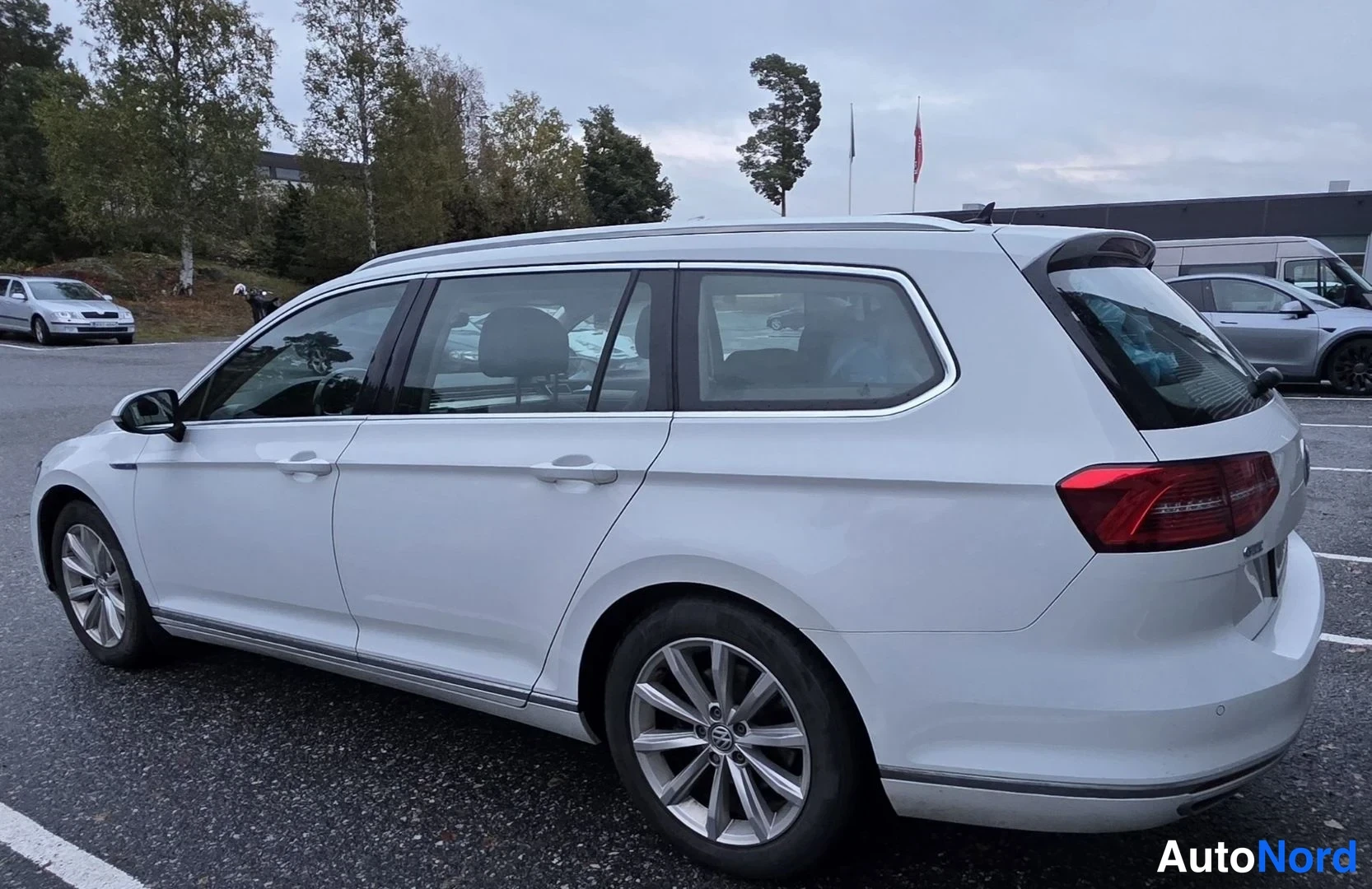 Valkoinen Volkswagen Passat 2016, takaviisto, kuva 18