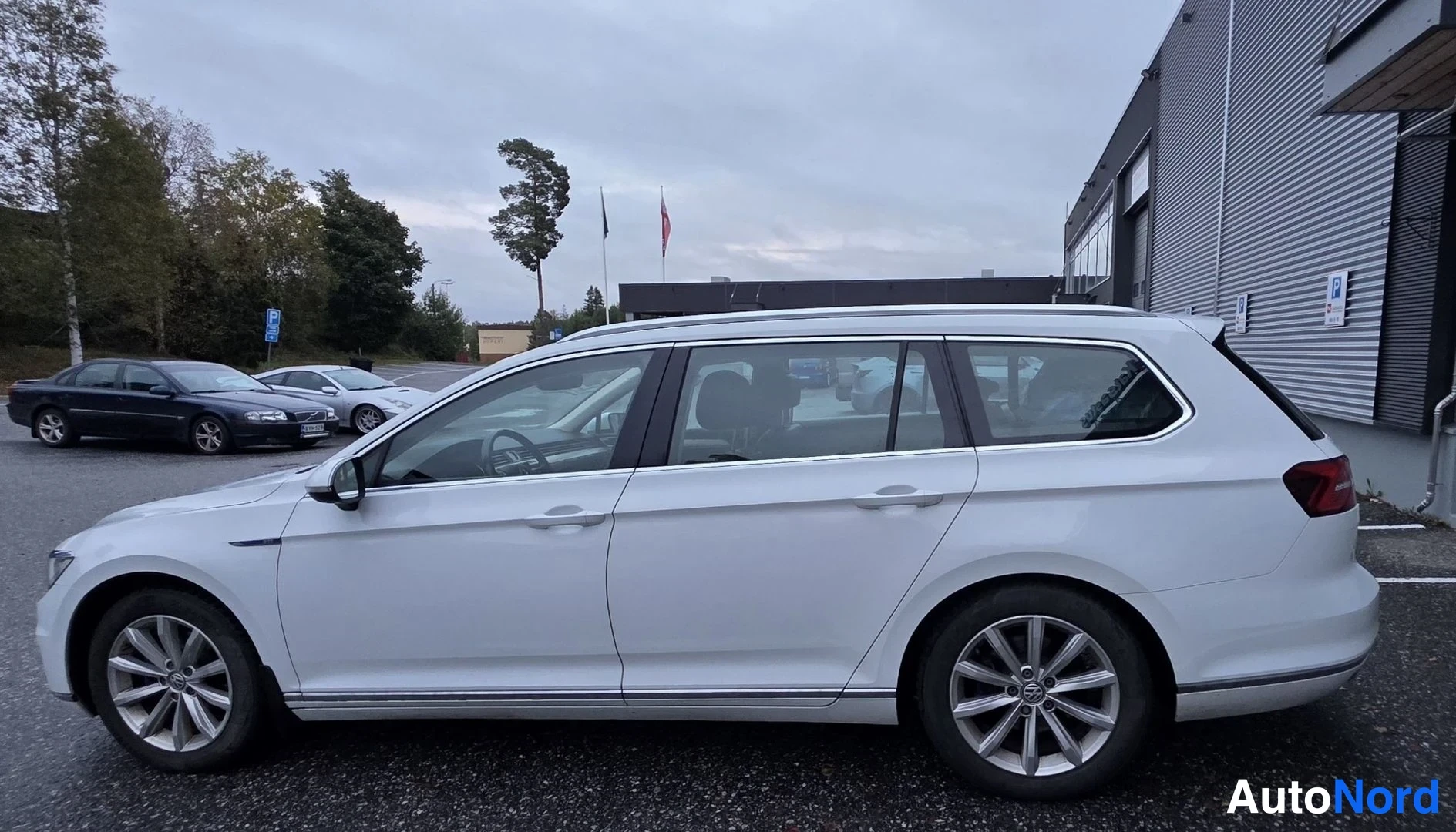 Valkoinen Volkswagen Passat 2016, takaviisto, kuva 19