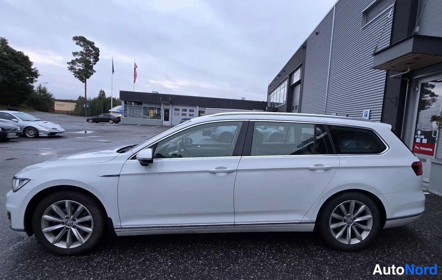 Valkoinen Volkswagen Passat 2016, etuviisto, keula vasemmalle, kuva 6