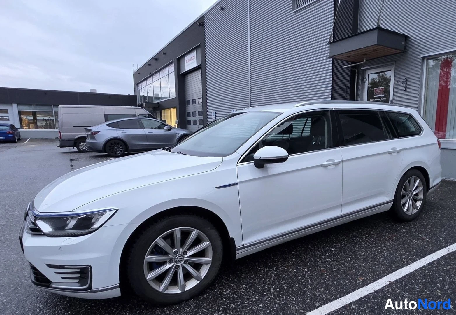Valkoinen Volkswagen Passat 2016, etuviisto, keula vasemmalle, kuva 2
