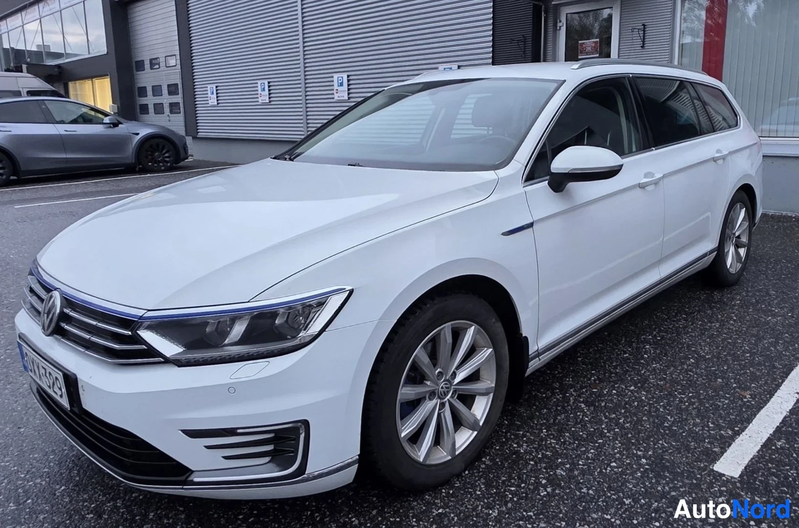 Valkoinen Volkswagen Passat 2016, etuviisto, keula vasemmalle, kuva 3