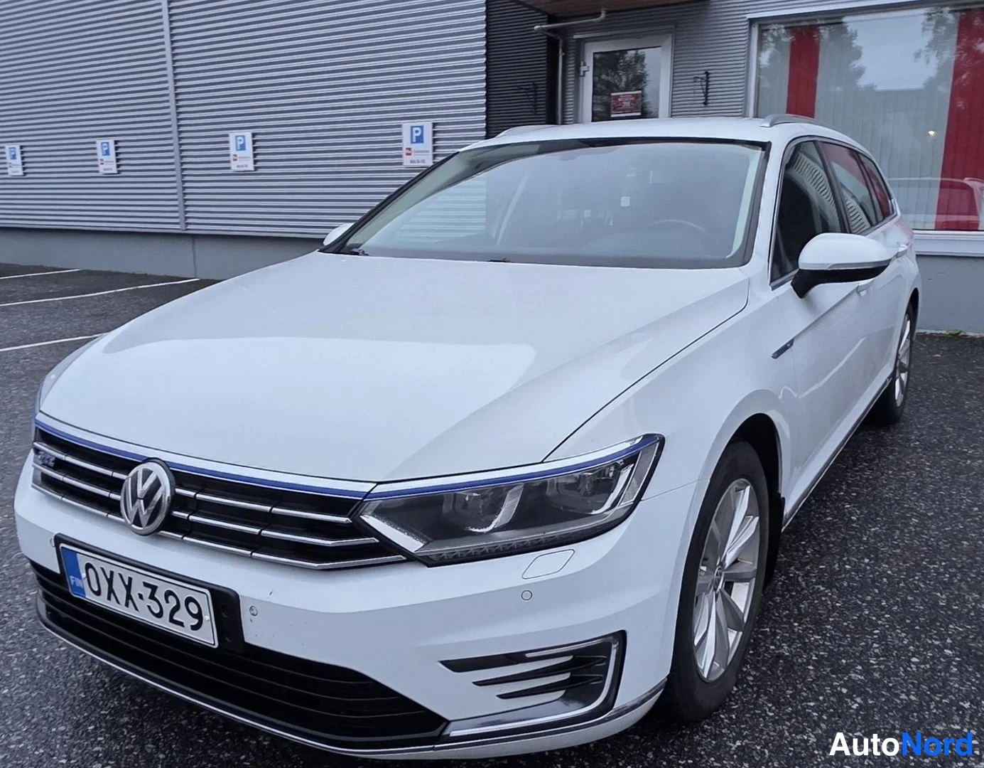 Valkoinen Volkswagen Passat 2016, etuviisto, keula vasemmalle, kuva 4