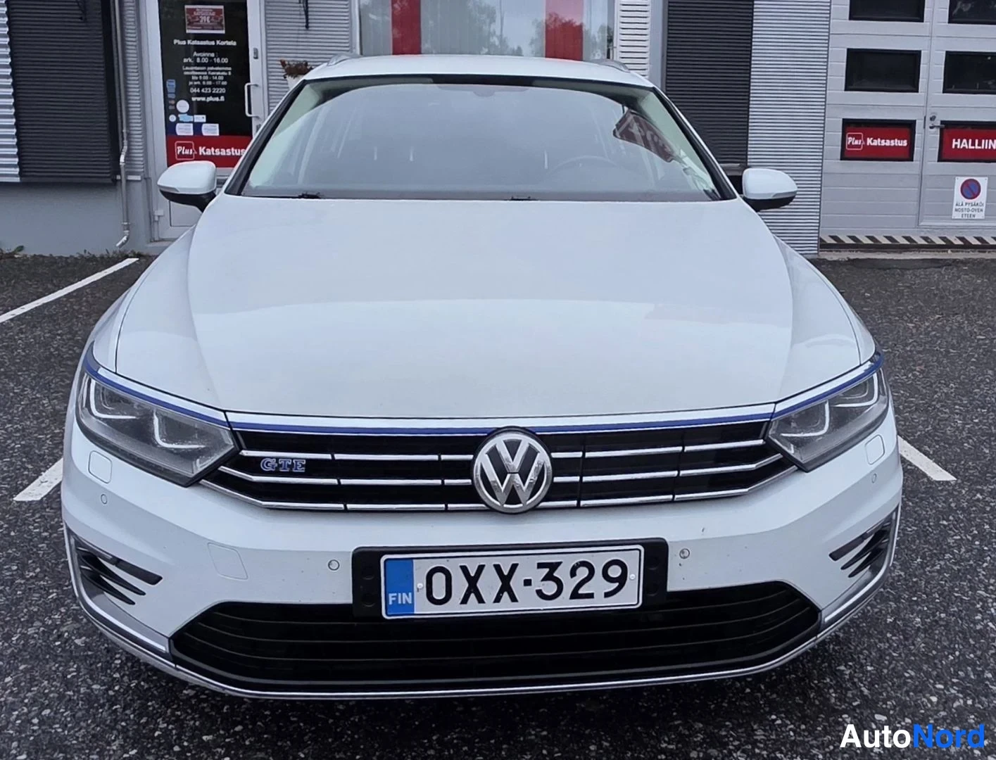 Valkoinen Volkswagen Passat 2016, edestä, kuva 14