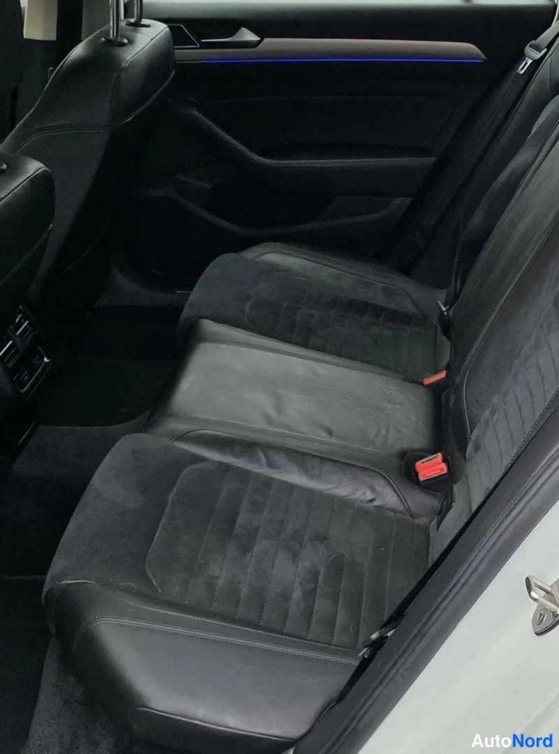 Valkoinen Volkswagen Passat 2016, takaistuimet, kuva 25