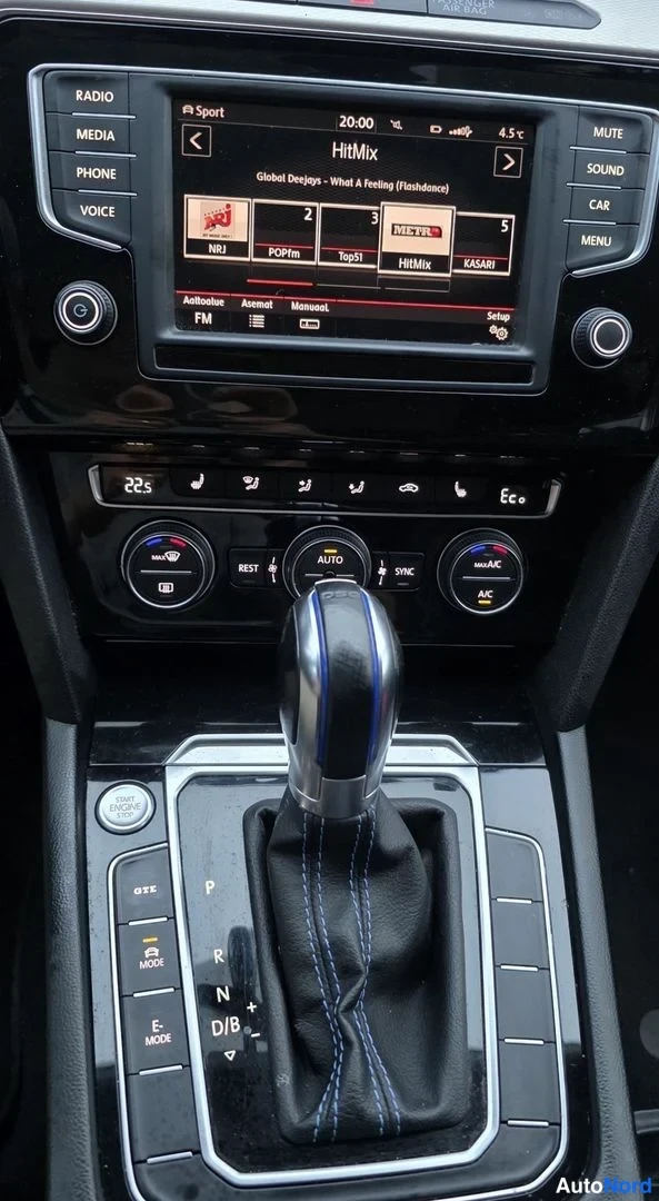 Valkoinen Volkswagen Passat 2016, yksityiskohta, kuva 28