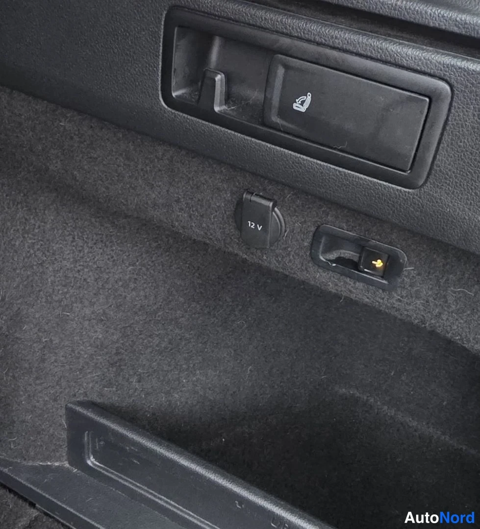 Valkoinen Volkswagen Passat 2016, yksityiskohta, kuva 29