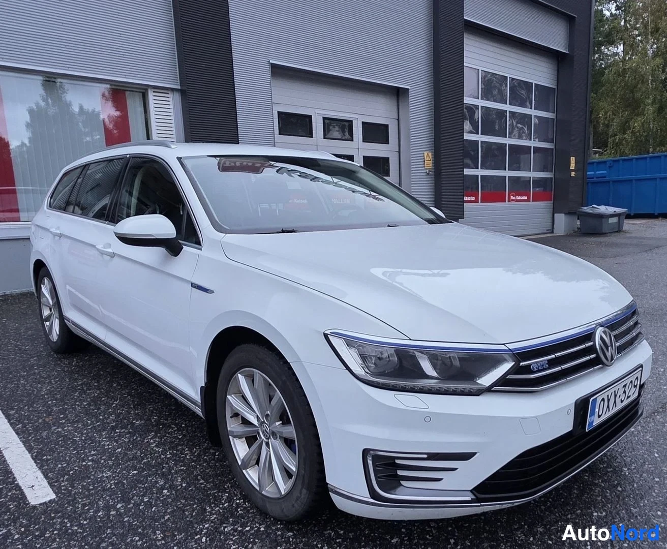 Valkoinen Volkswagen Passat 2016, etuviisto, keula oikealle, kuva 13