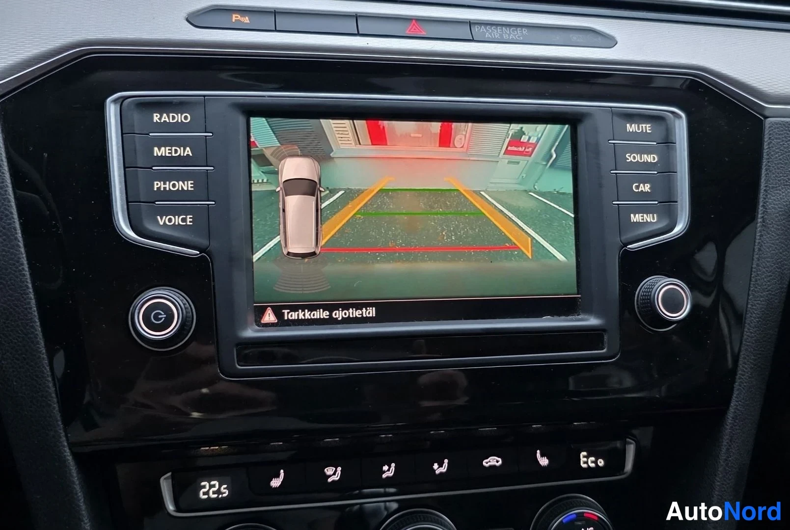 Valkoinen Volkswagen Passat 2016, yksityiskohta, kuva 31