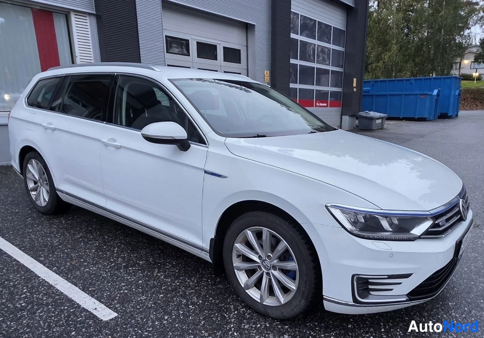 Valkoinen Volkswagen Passat 2016, etuviisto, keula oikealle, kuva 7