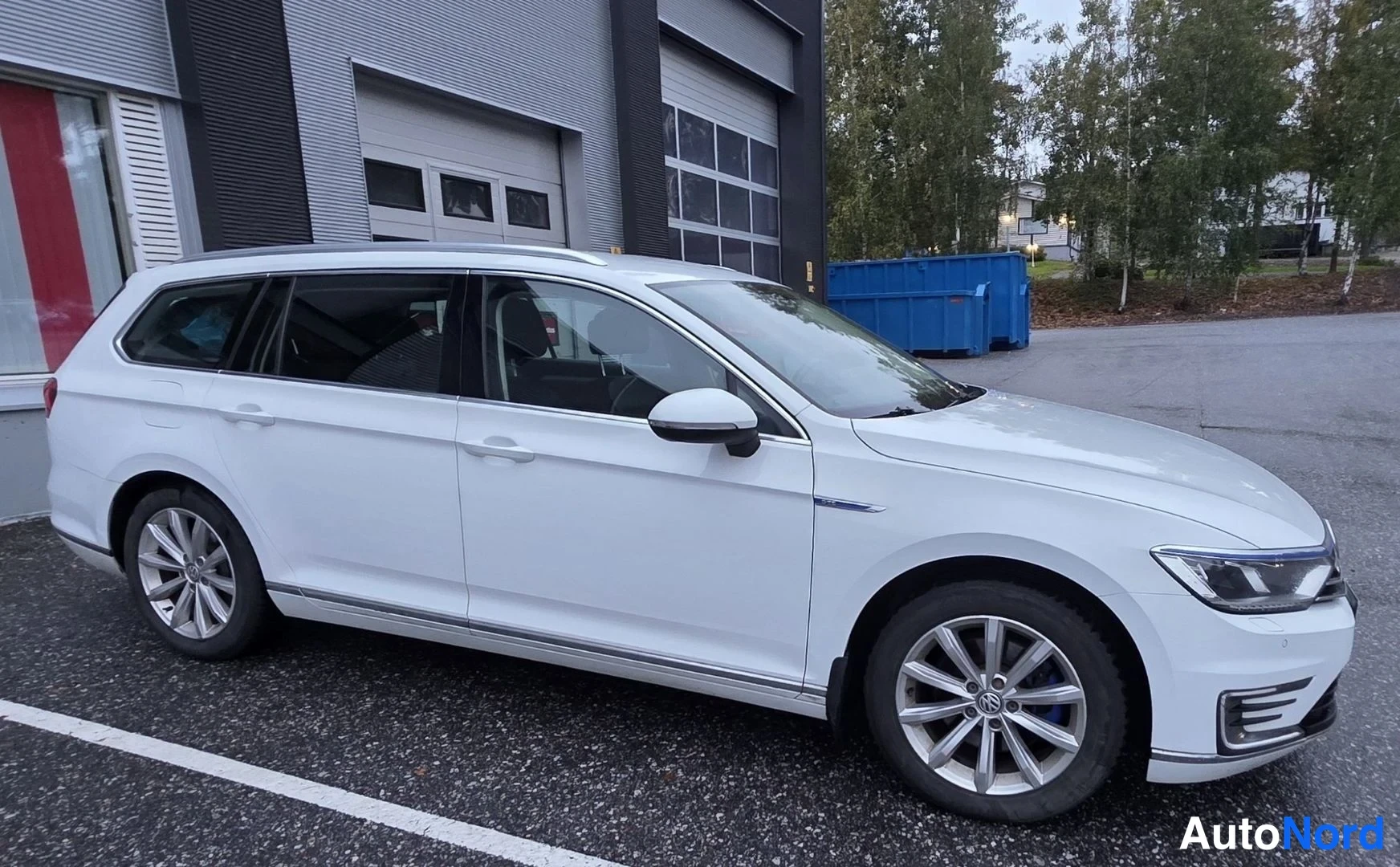 Valkoinen Volkswagen Passat 2016, etuviisto, keula oikealle, kuva 8