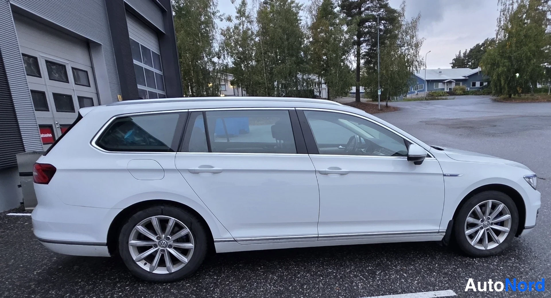 Valkoinen Volkswagen Passat 2016, etuviisto, keula oikealle, kuva 9
