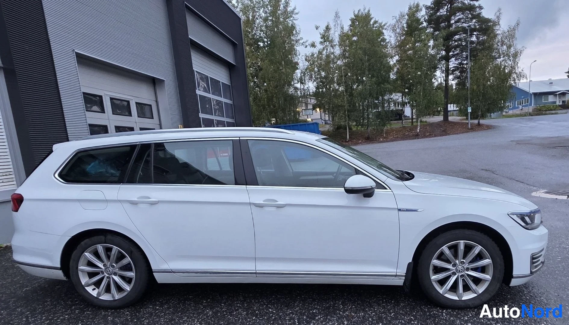 Valkoinen Volkswagen Passat 2016, etuviisto, keula oikealle, kuva 10