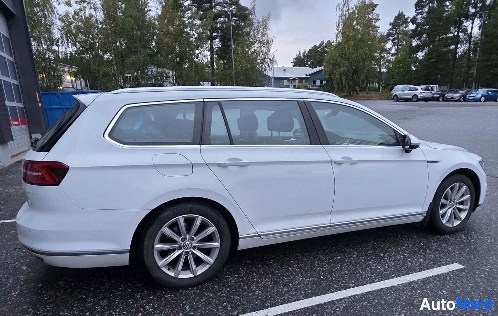 Valkoinen Volkswagen Passat 2016, sivulta, kuva 15