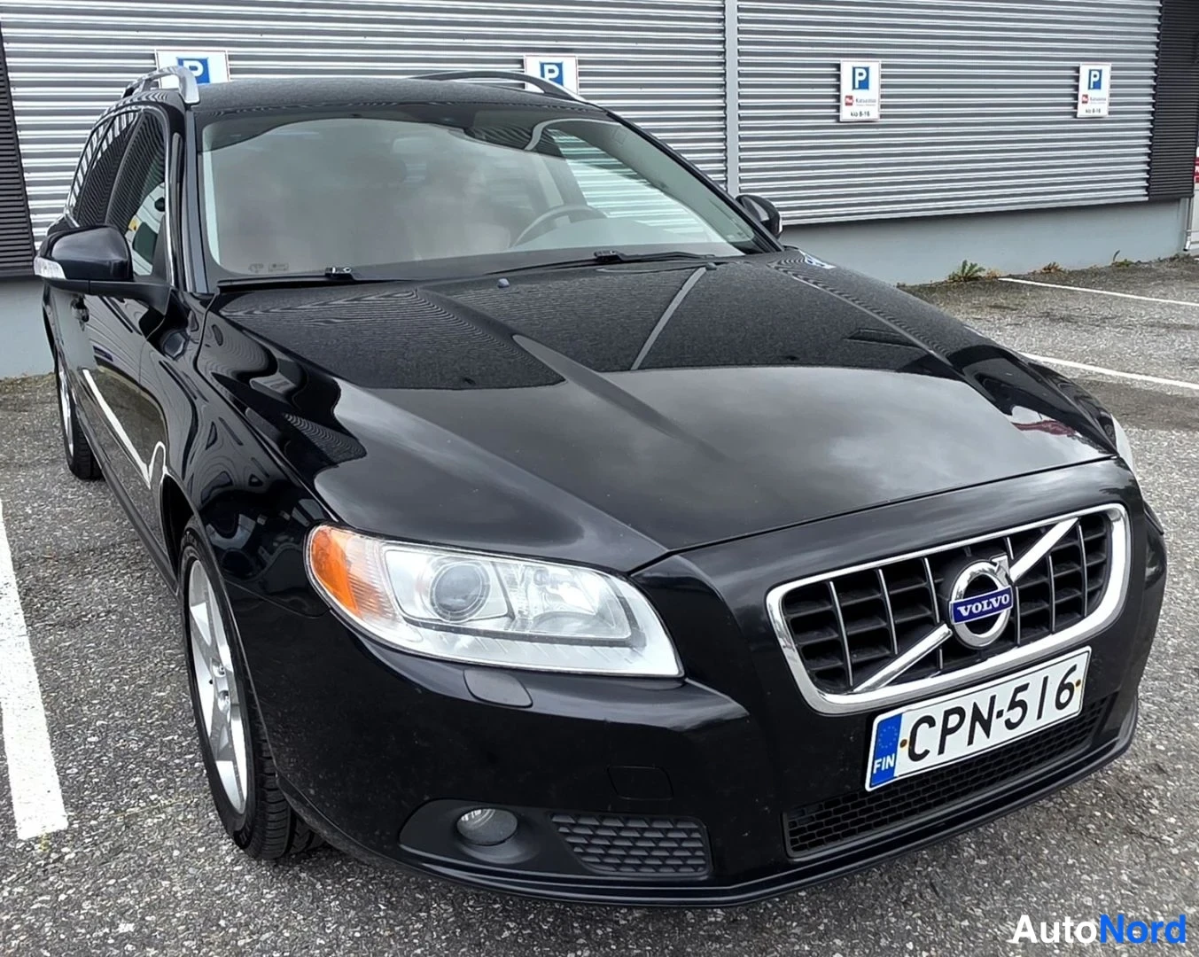 Musta Volvo V70 2011, etuviisto, keula oikealle, kuva 6