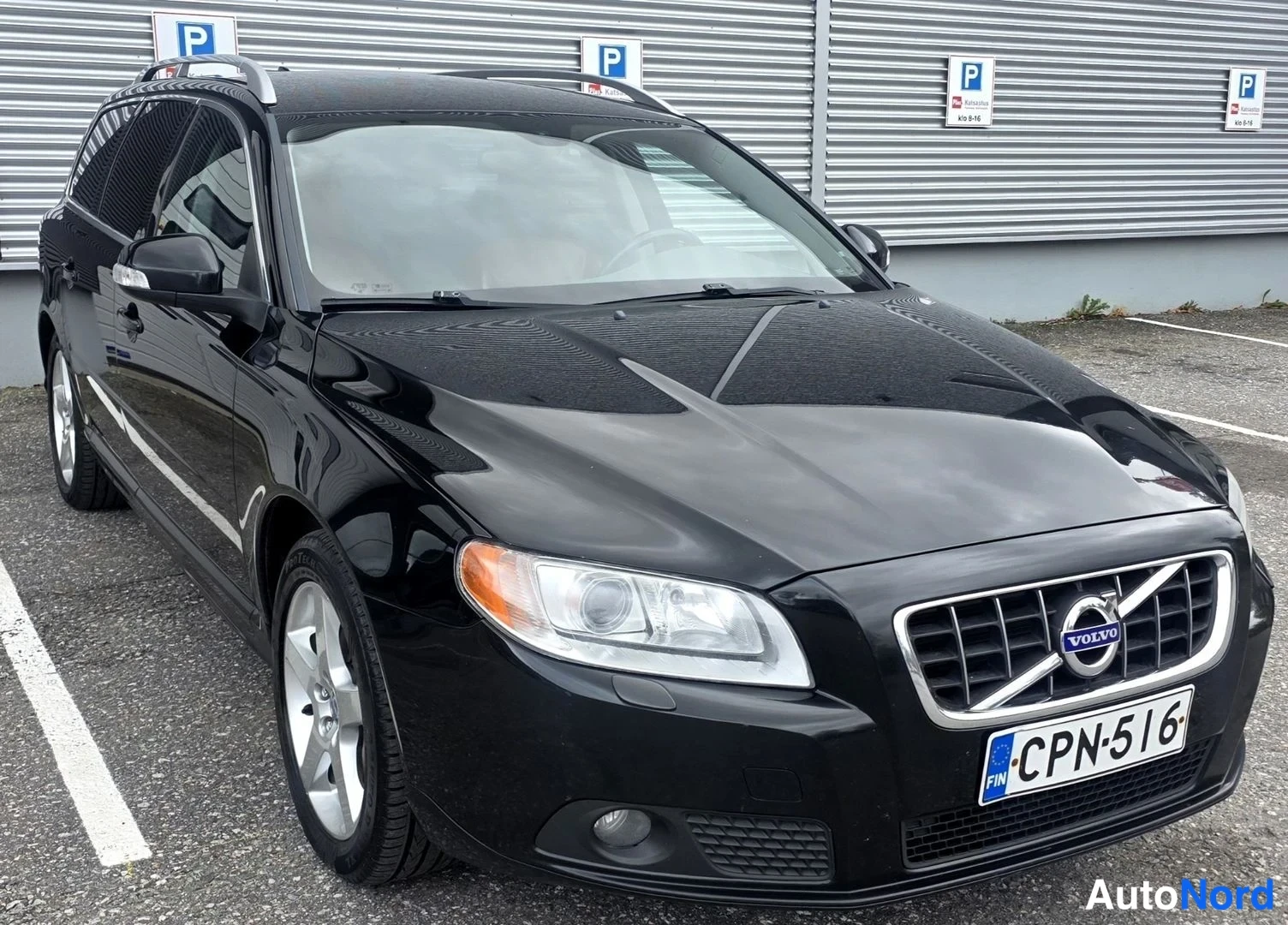 Musta Volvo V70 2011, etuviisto, keula oikealle, kuva 7