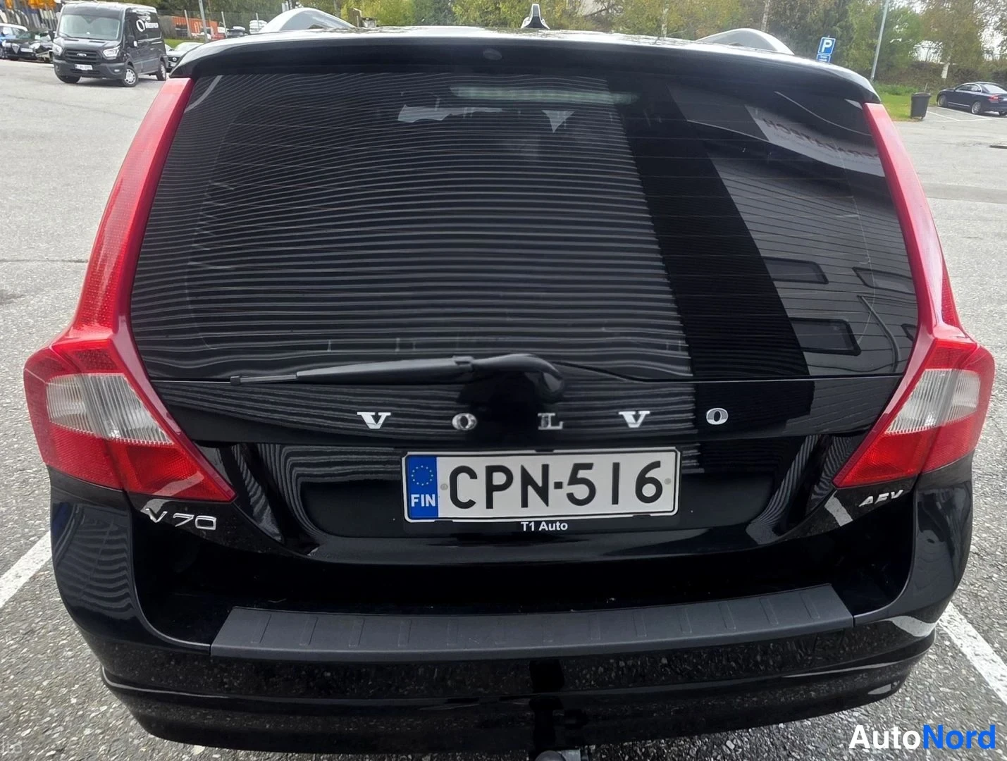 Musta Volvo V70 2011, takaa, kuva 20