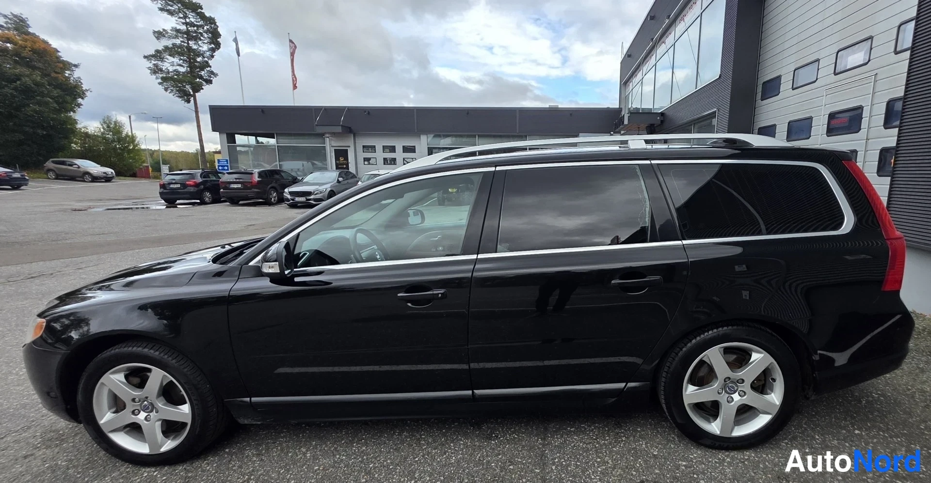 Musta Volvo V70 2011, sivulta, kuva 13