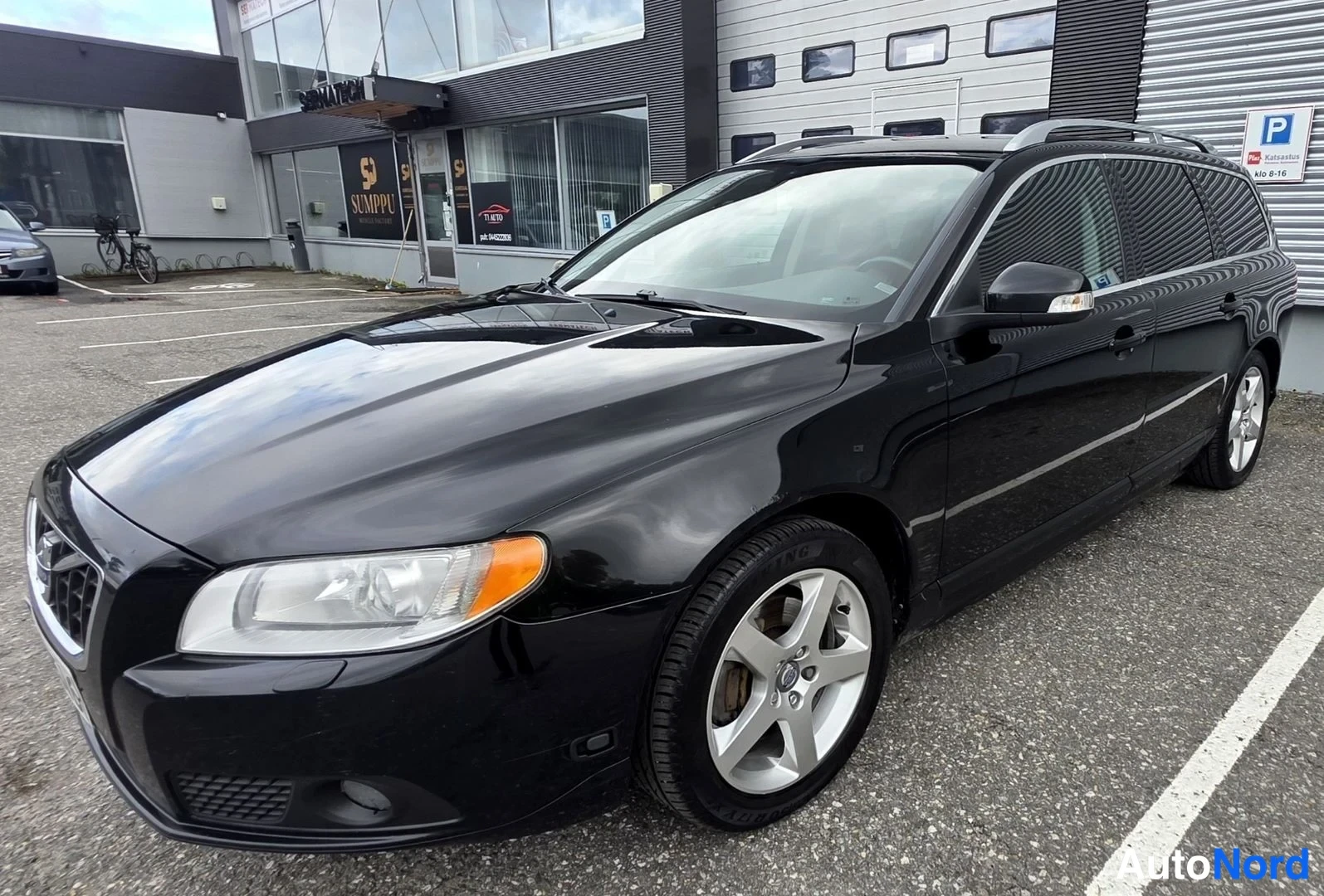 Musta Volvo V70 2011, etuviisto, keula vasemmalle, kuva 2