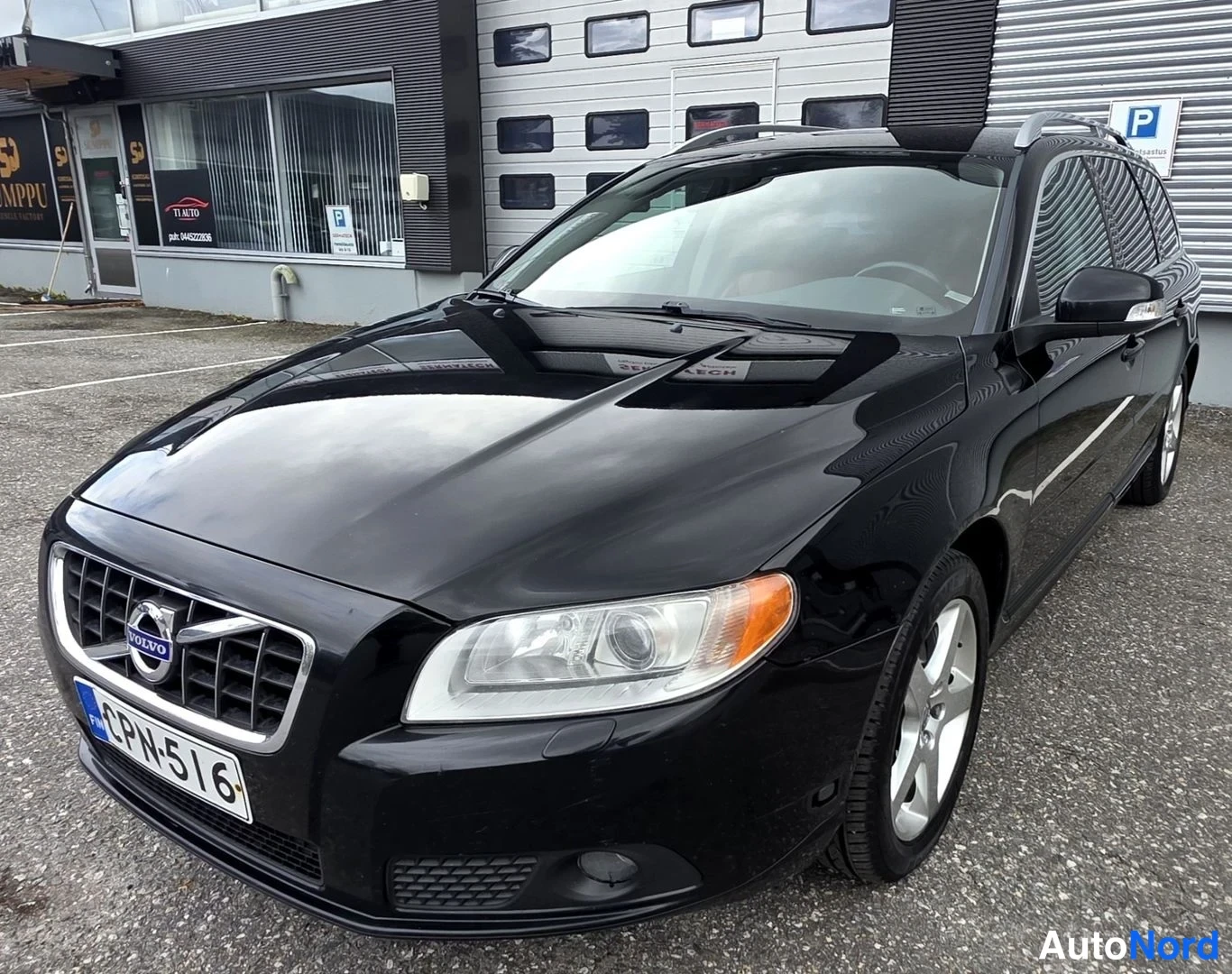 Musta Volvo V70 2011, etuviisto, keula vasemmalle, kuva 3