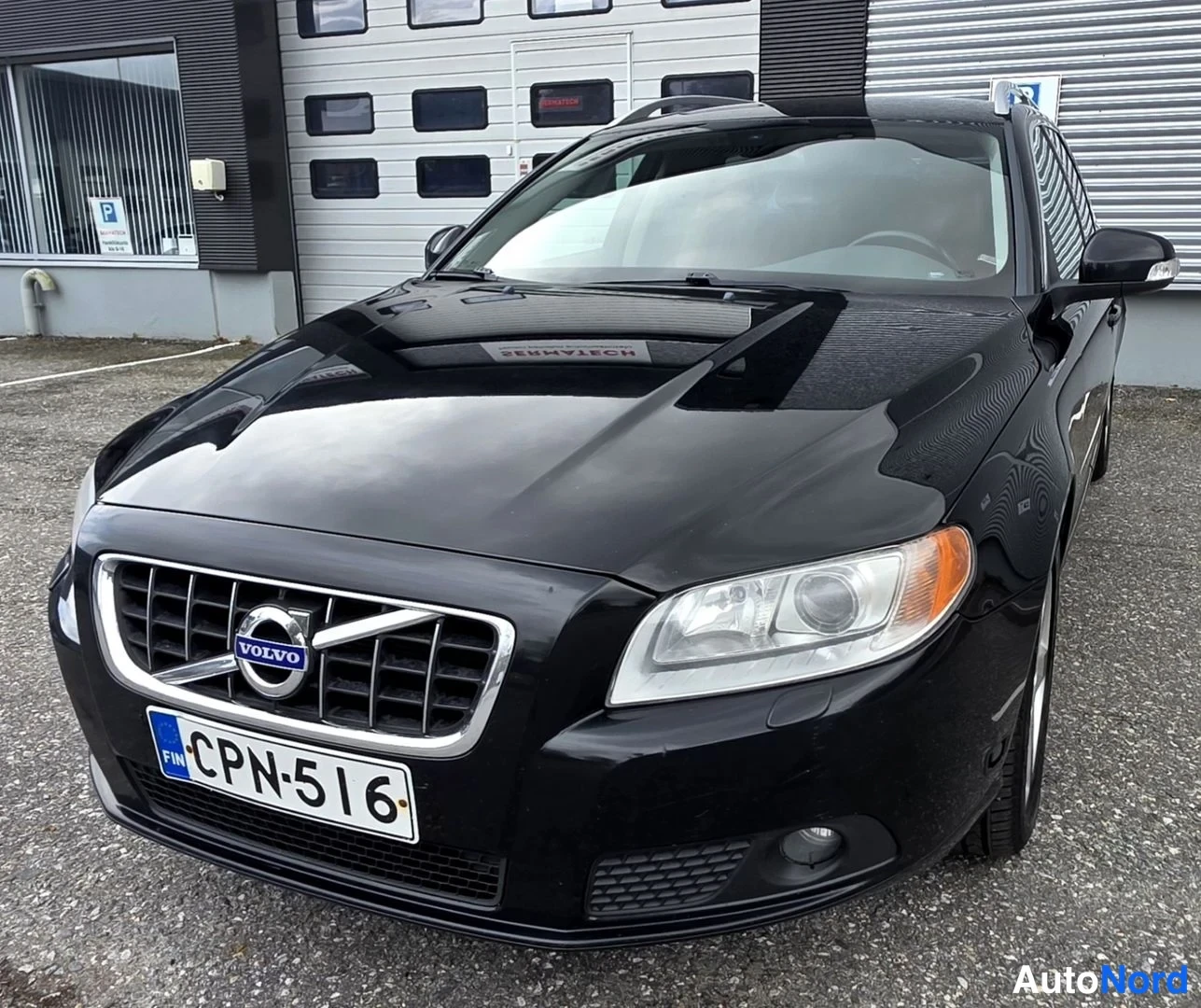 Musta Volvo V70 2011, edestä, kuva 11