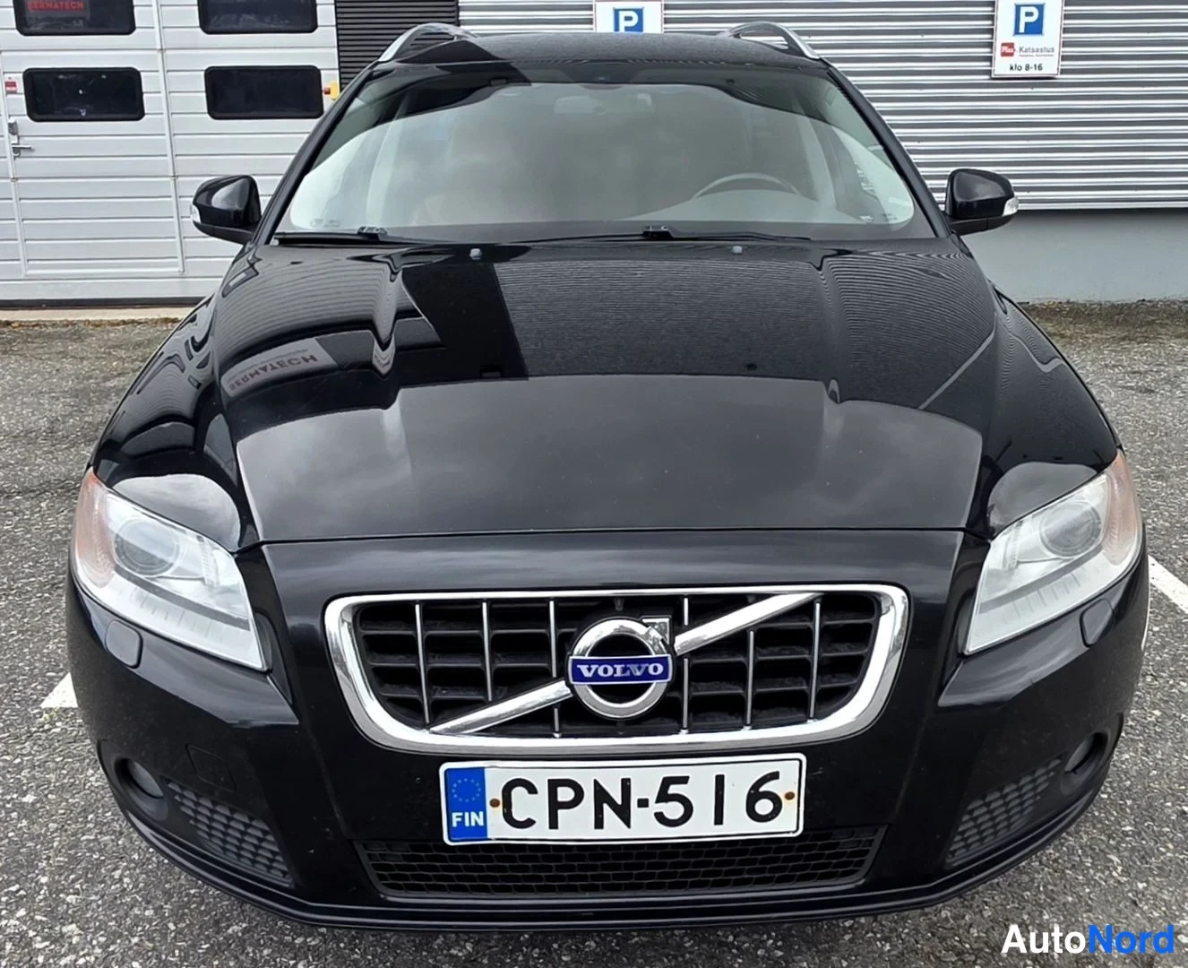 Musta Volvo V70 2011, edestä, kuva 12