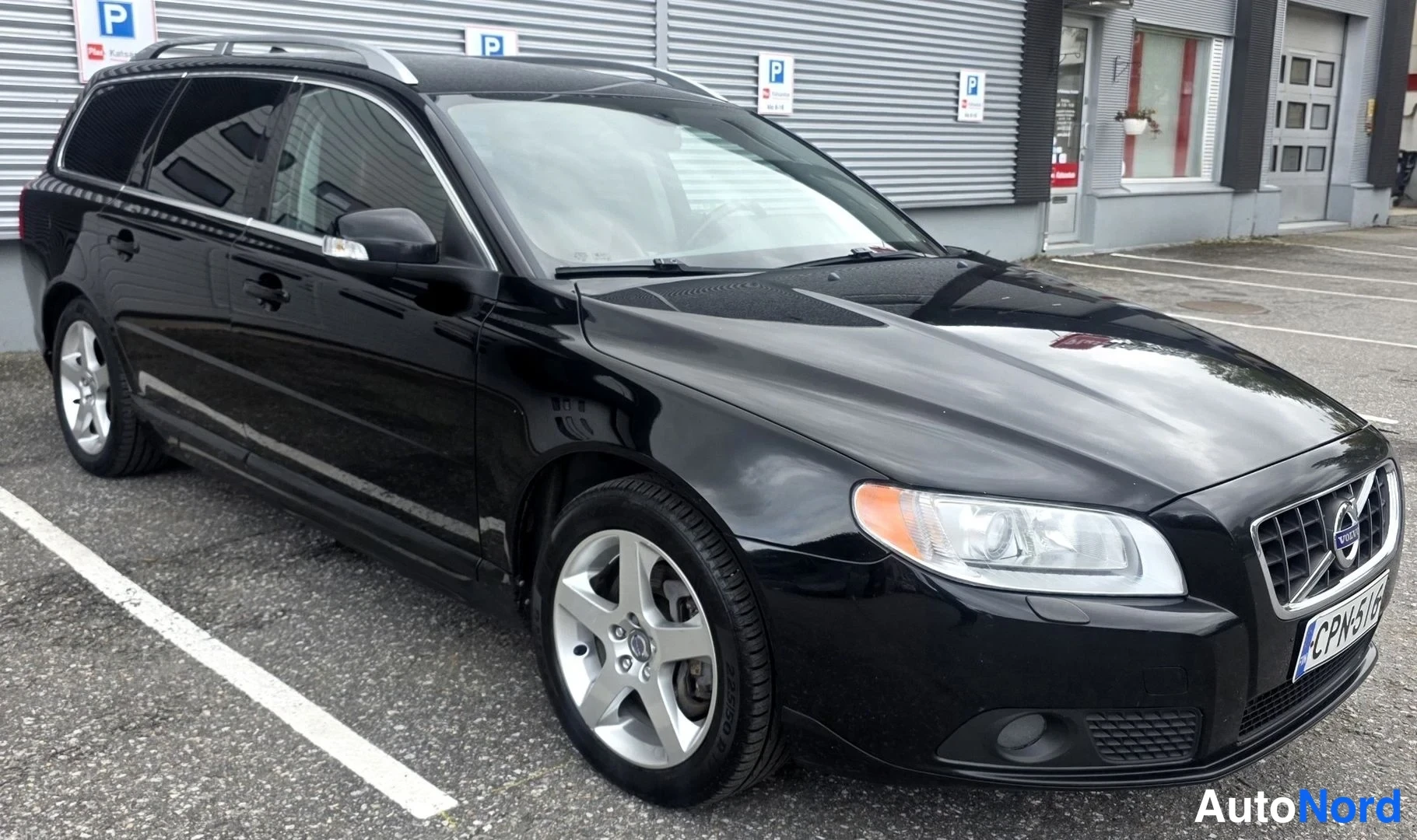 Musta Volvo V70 2011, etuviisto, keula oikealle, kuva 8