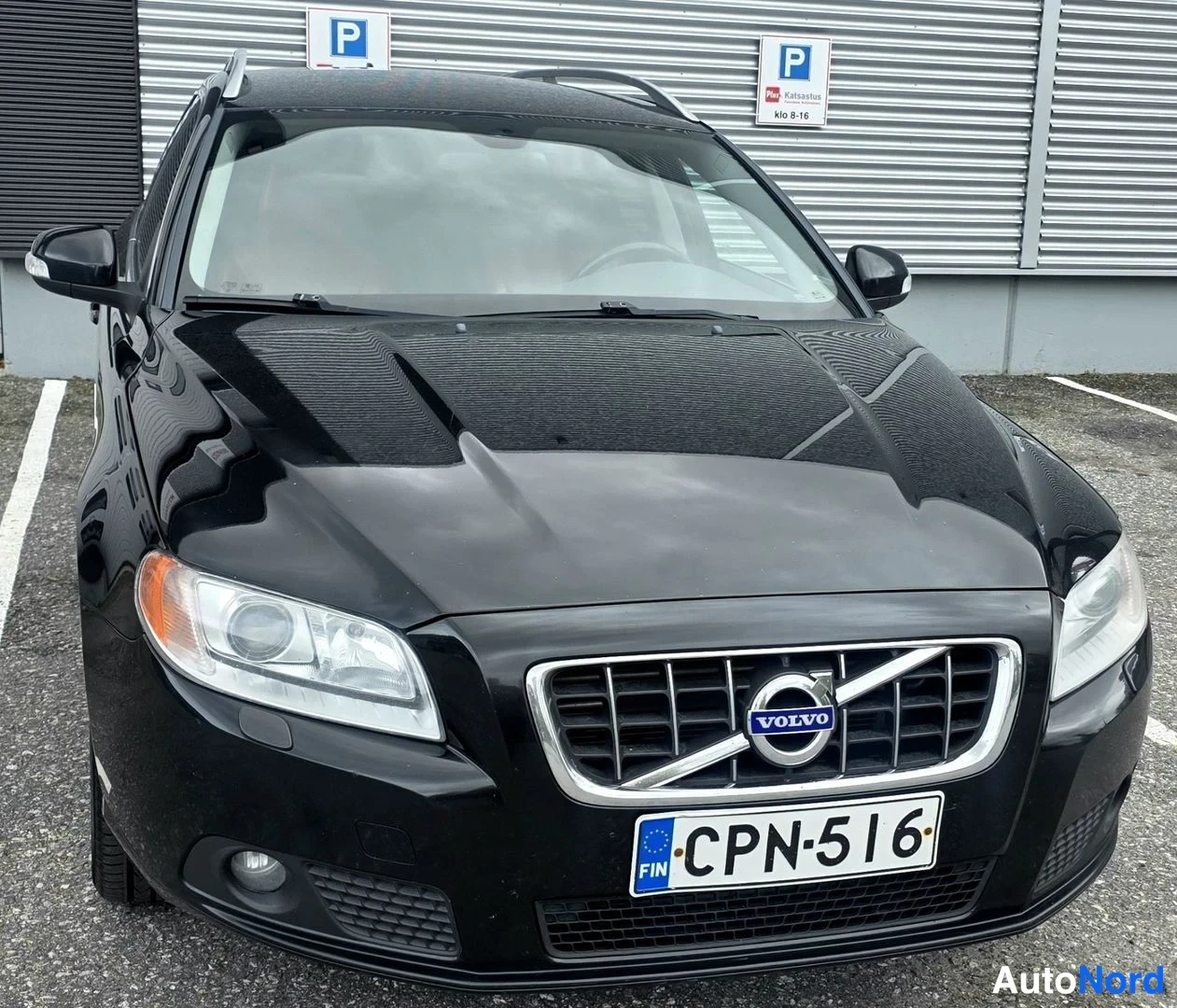 Musta Volvo V70 2011, etuviisto, keula oikealle, kuva 10