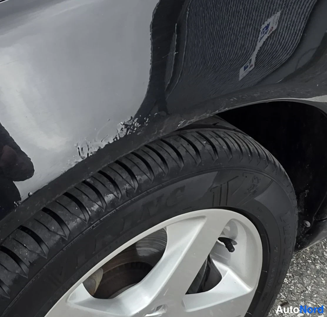 Musta Volvo V70 2011, yksityiskohta, kuva 26