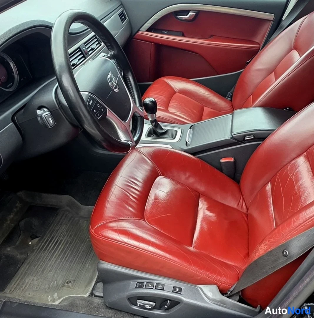 Musta Volvo V70 2011, etuistuimet, kuva 22