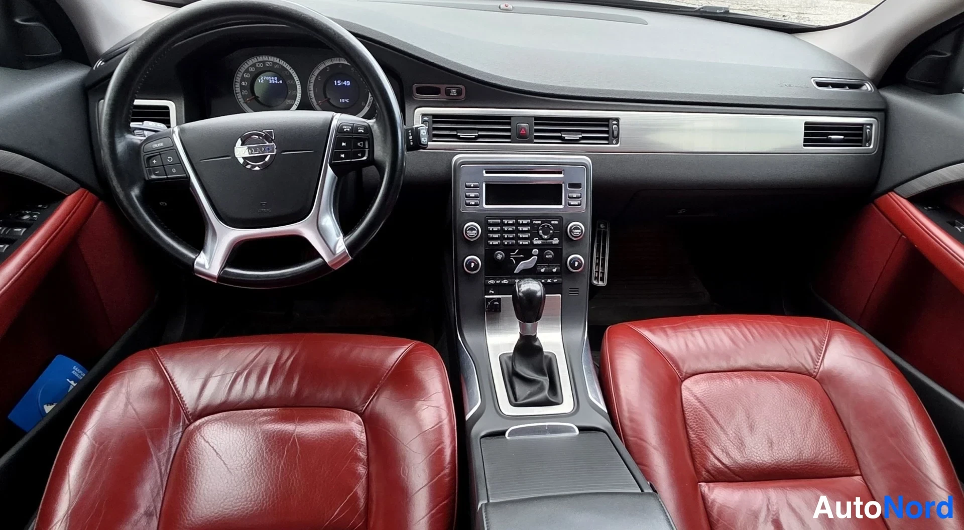 Musta Volvo V70 2011, ohjaamo, kuva 21