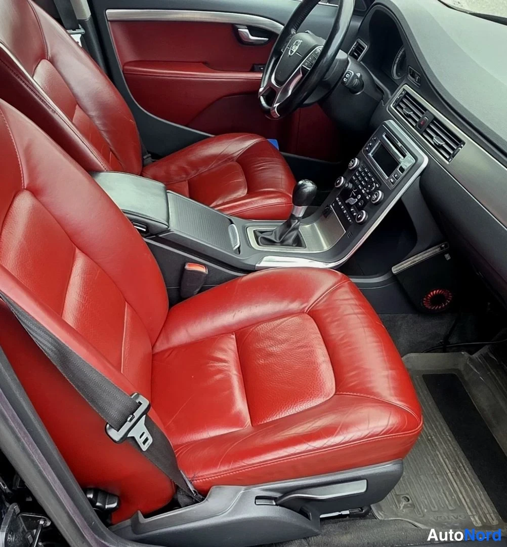 Musta Volvo V70 2011, etuistuimet, kuva 23