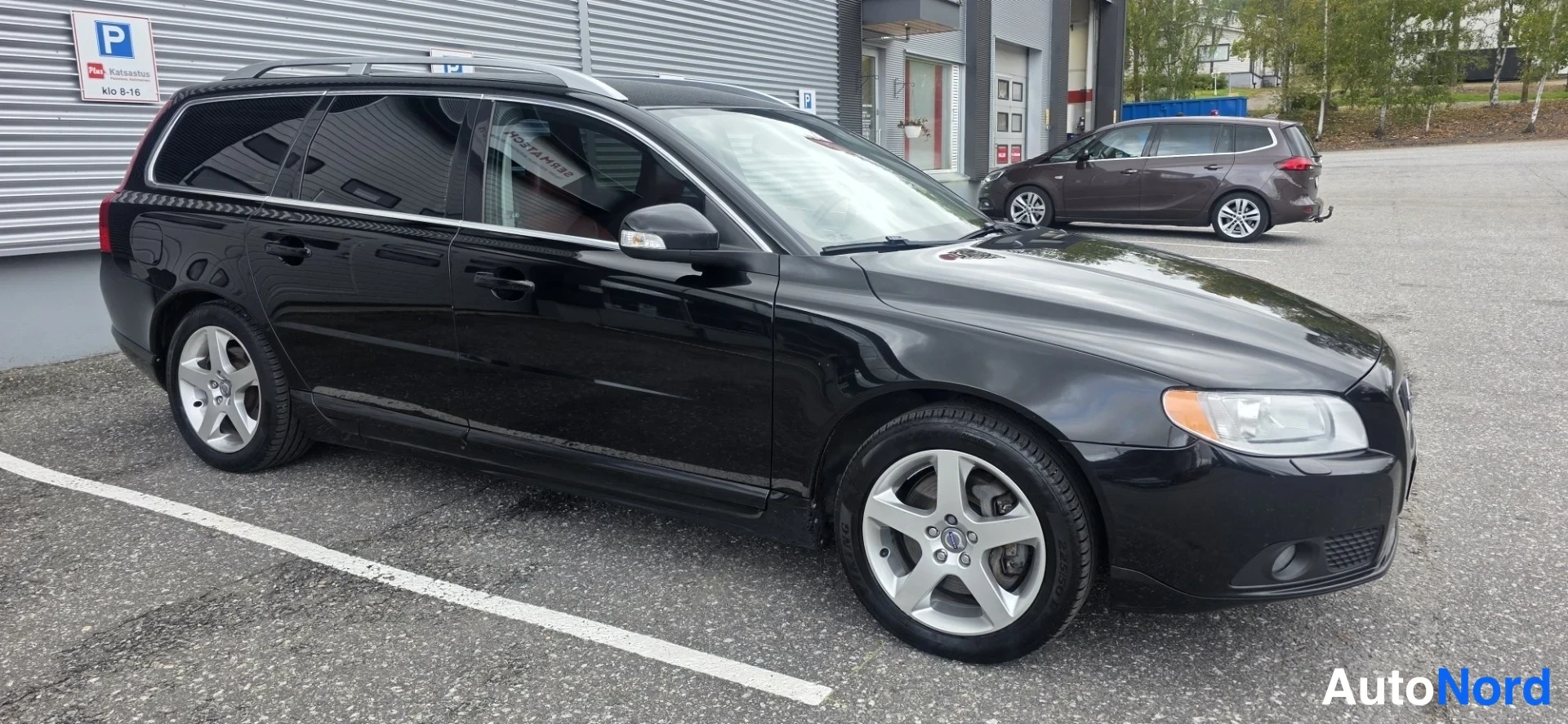 Musta Volvo V70 2011, etuviisto, keula oikealle, kuva 9