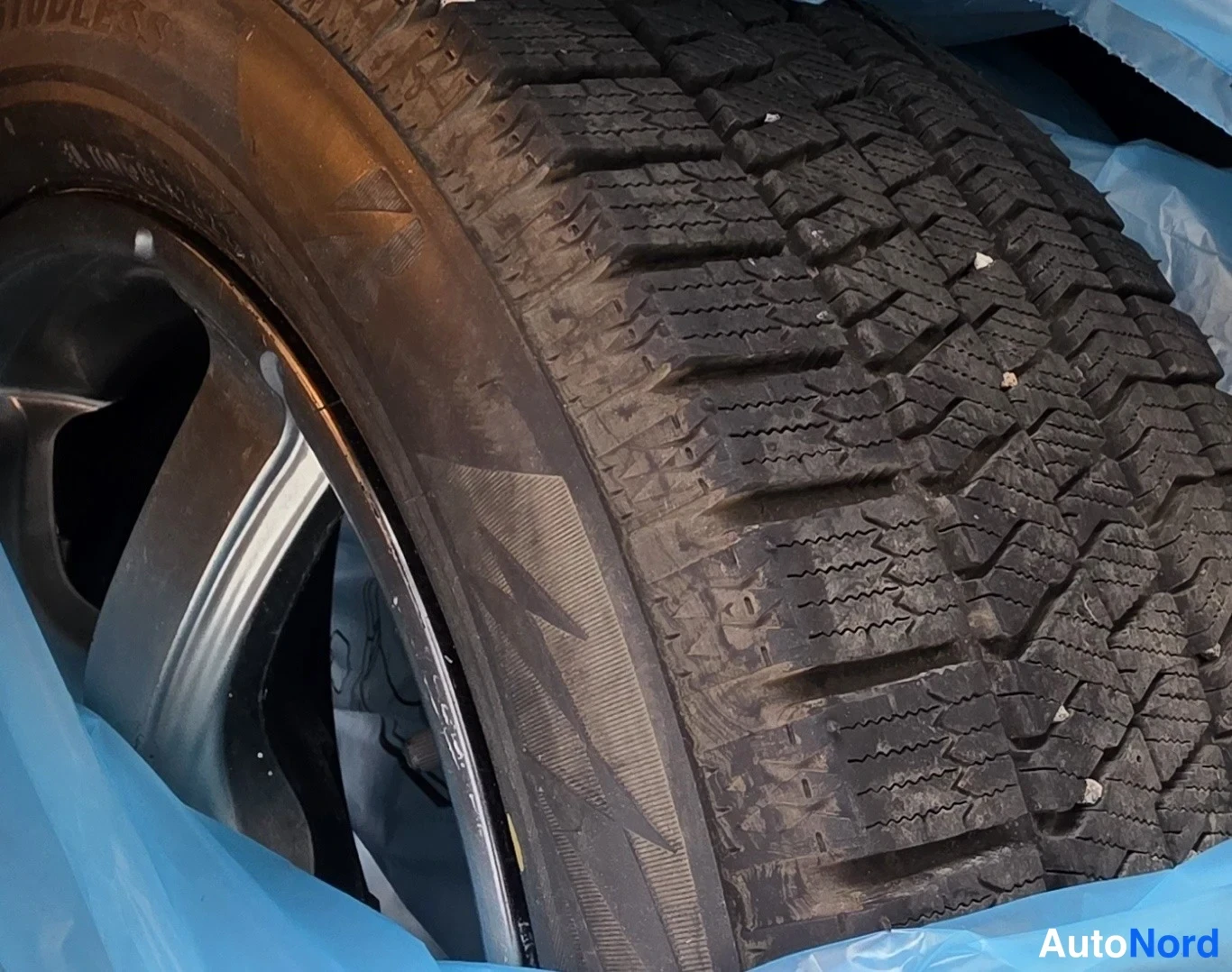 Musta Volvo V70 2011, yksityiskohta, kuva 29