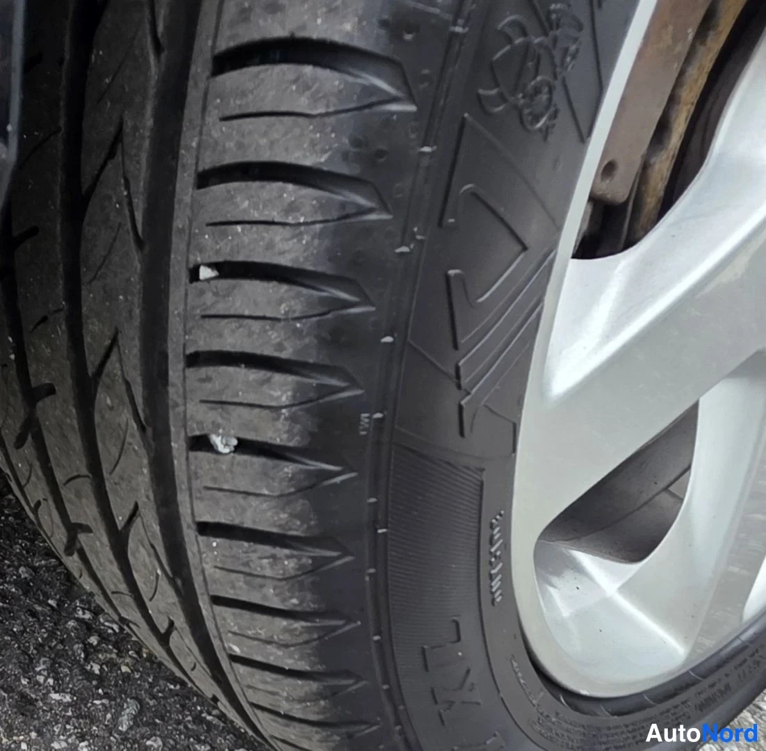Musta Volvo V70 2011, yksityiskohta, kuva 28