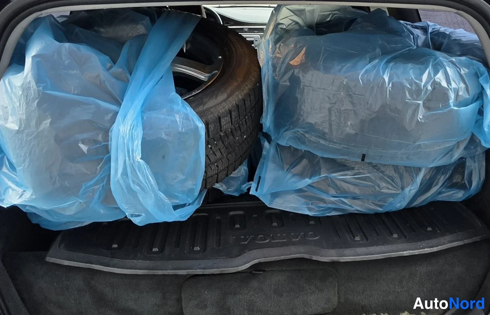 Musta Volvo V70 2011, tavaratila, kuva 25