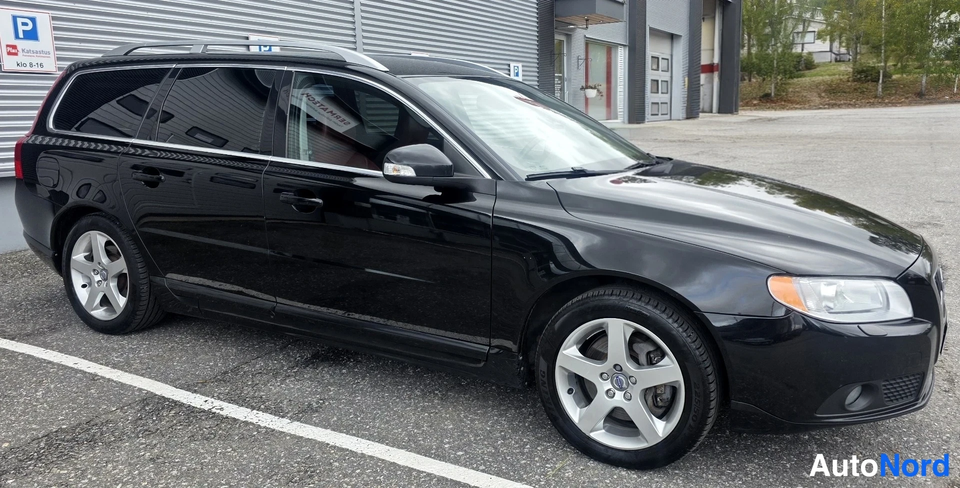 Musta Volvo V70 2011, etuviisto, keula oikealle, kuva 4