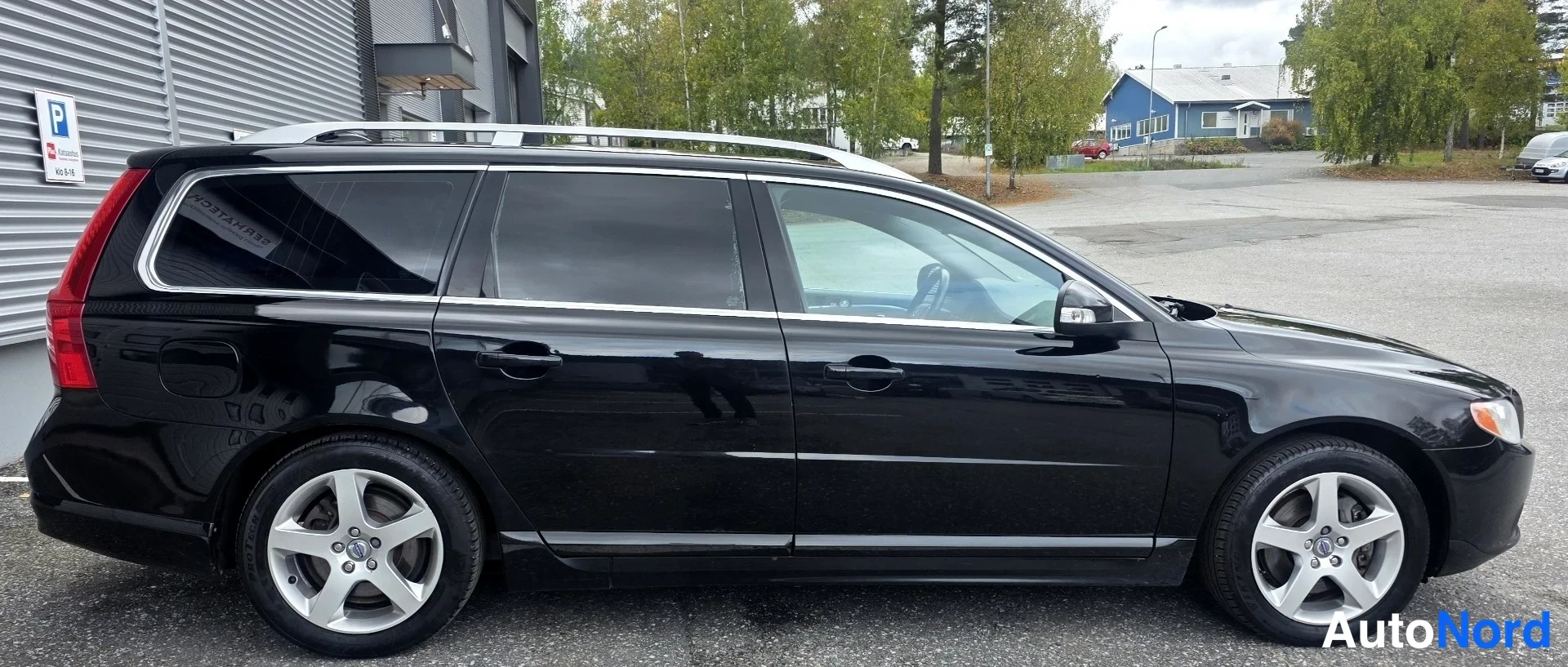 Musta Volvo V70 2011, etuviisto, keula oikealle, kuva 5